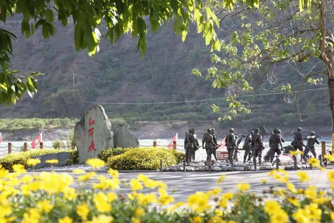 冒着敌军密集的枪弹一颠一簸地向对岸冲去……强渡大渡河,是红军冲破