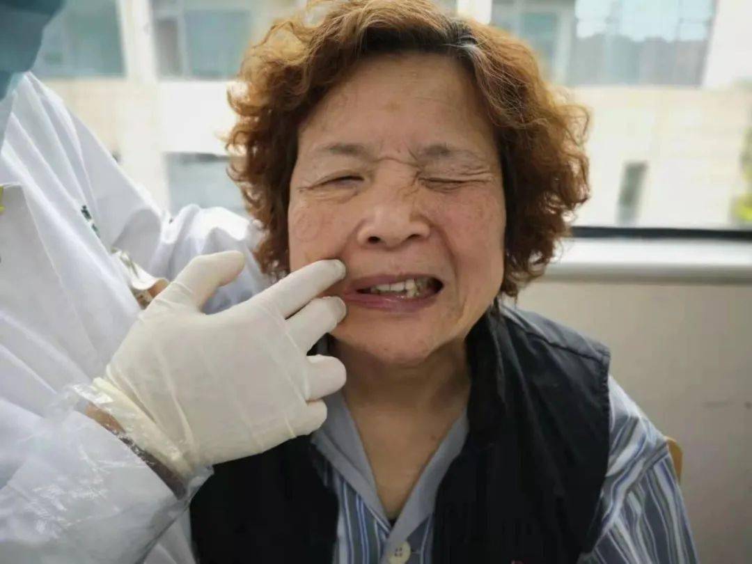 嘴歪眼斜刷牙漏水怎么办