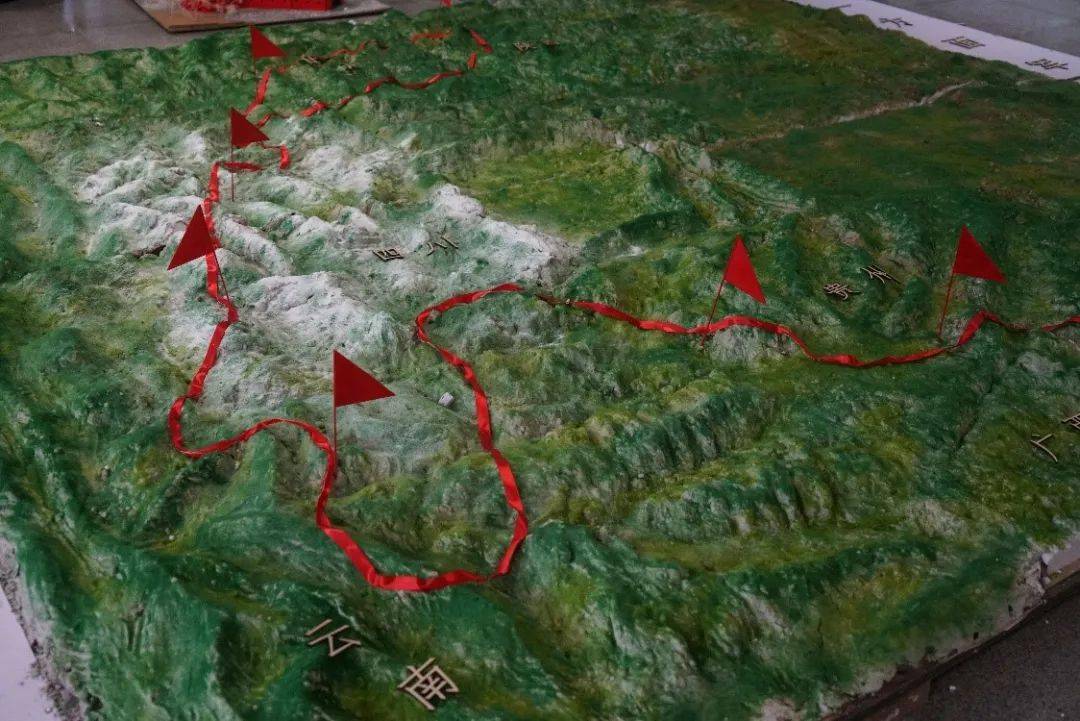 为给党的百年华诞献礼,活动现场还布置了红军长征途中重要节点的沙盘