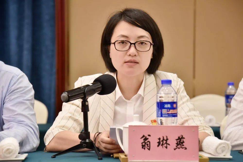 周佳雨,翁琳燕分别在会上就各自党史学习的心得体会进行发言交流.