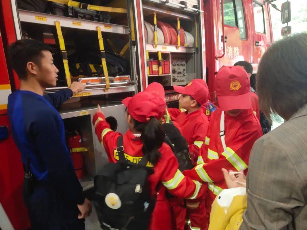 小小消防员 参观消防队零距离学习消防知识 灭火