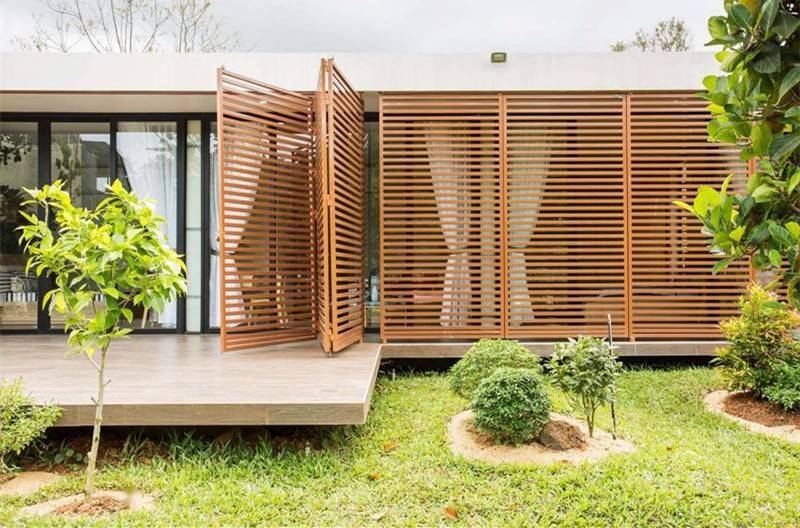 有点意思别墅房再用金属屏风围一圈露天走廊比有大院子都香