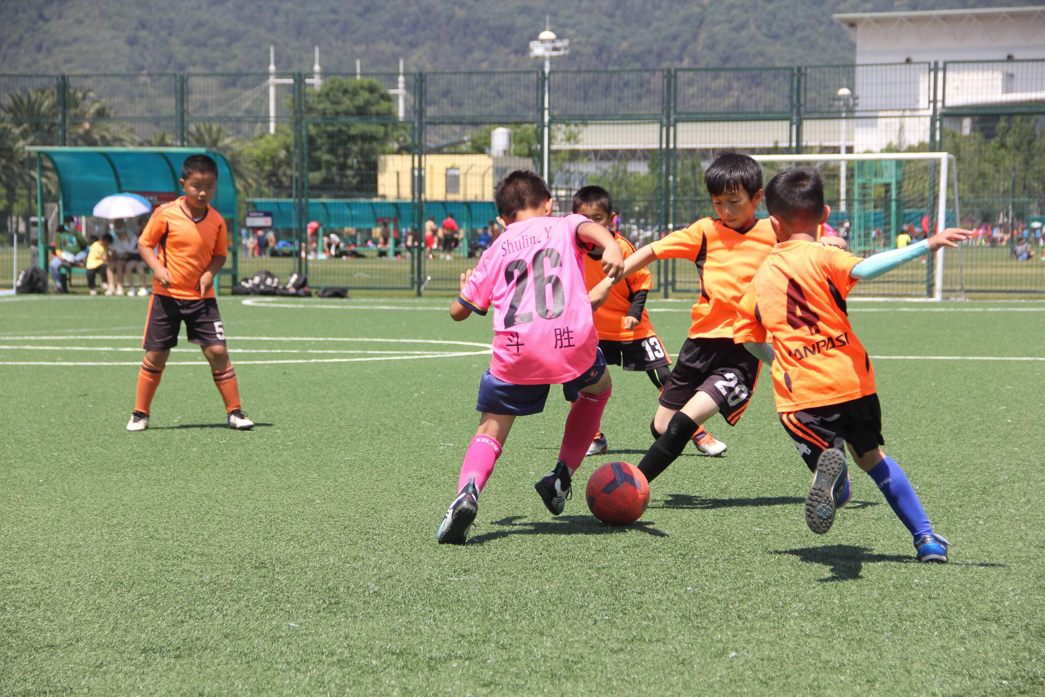 感受乐趣健康成长昆明眼科医院第三届校长杯少儿足球赛开赛