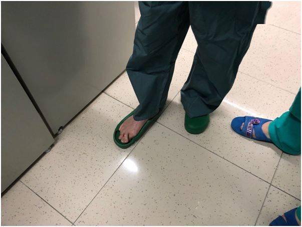 因为长时间的手术,吴孟超的手指脚趾都已变形