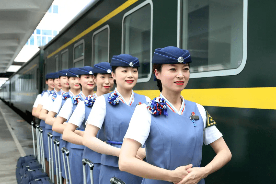 服装以"优雅灰"与"金温蓝"相结合犹如一朵盛开的秀丽牡丹端庄典雅又不