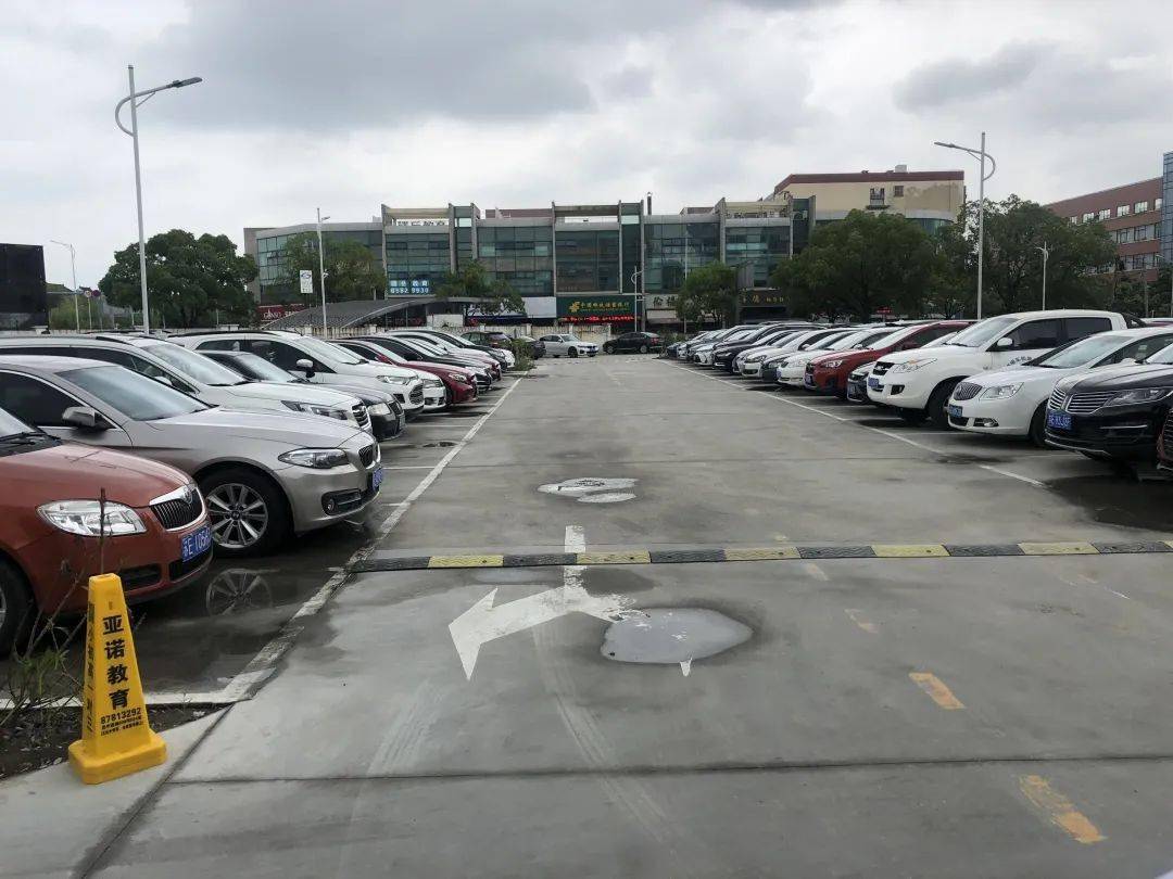 桐泾广场南侧2处闲置地块停车场,共新增加泊位350个;金狮河沿(吴中地