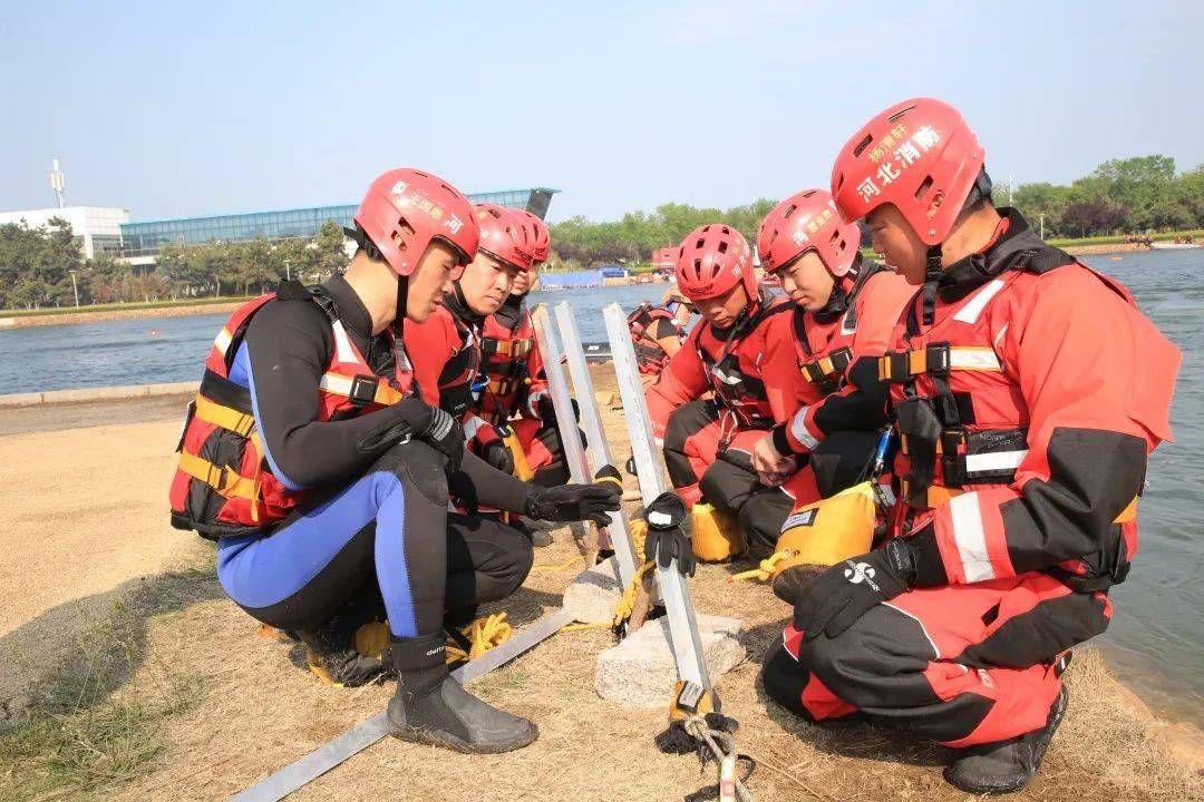 了活饵救援,水面障碍物通过,绳结应用及三倍力系统搭建等科目的训练