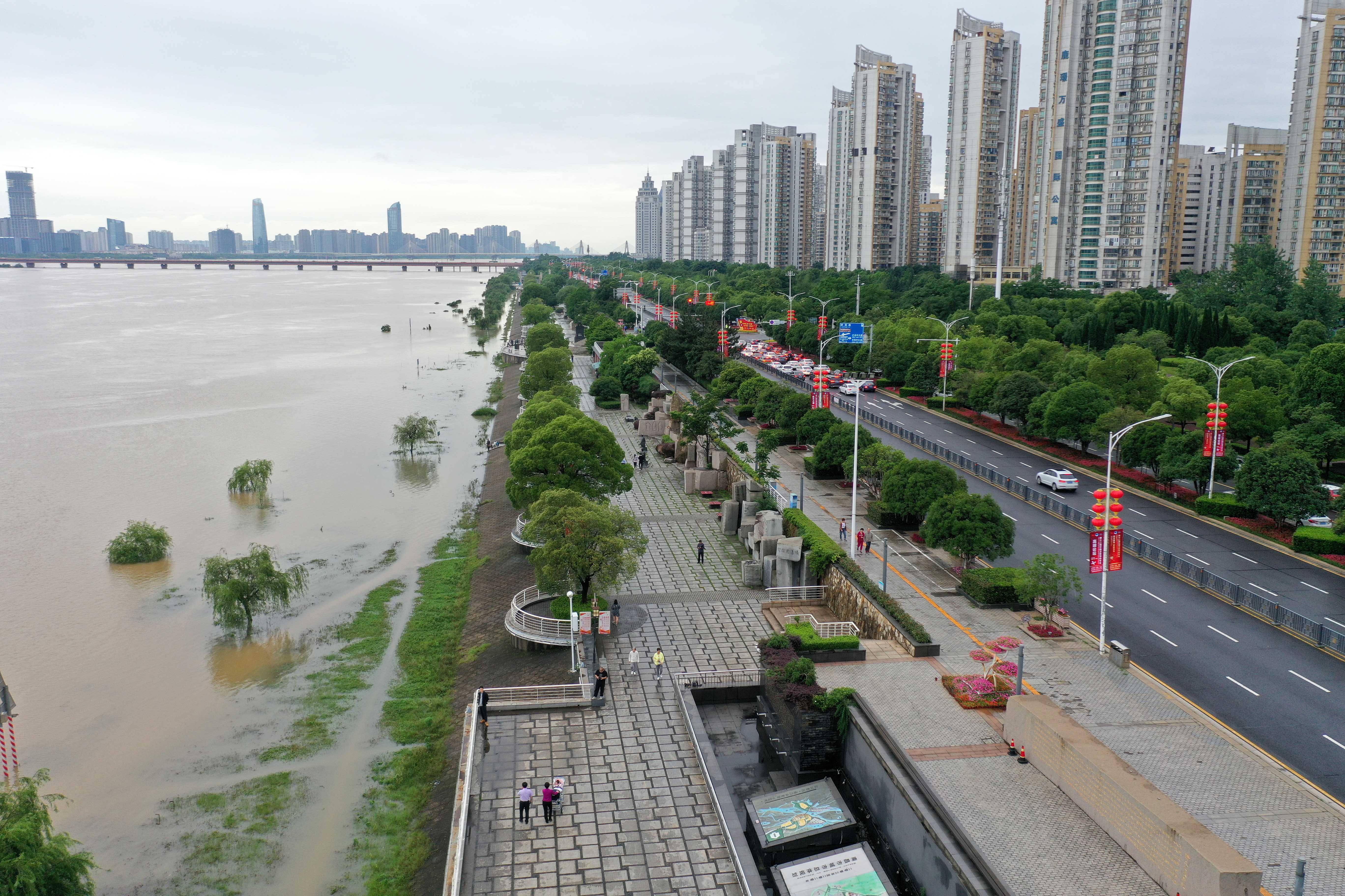 南昌遭遇暴雨赣江水位上涨