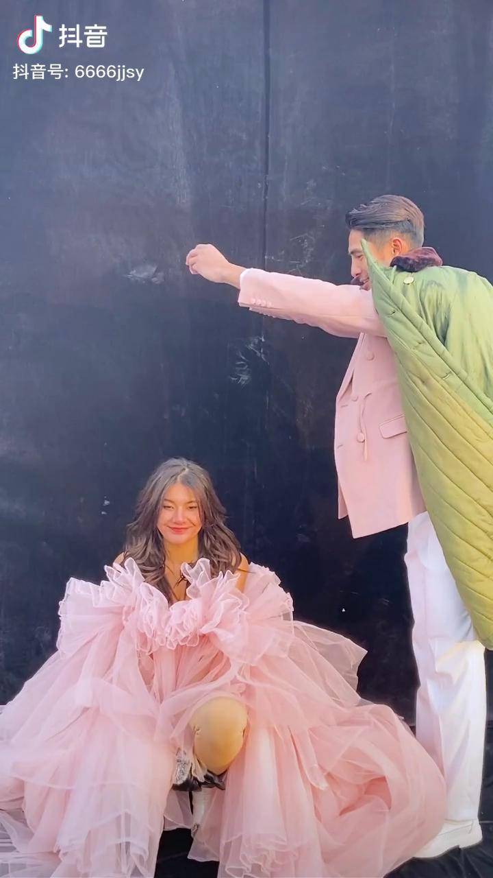 情人节给大家表演个砸蛋吧莎莎又贡献了一组表情包莎莎kawsarayy大叔