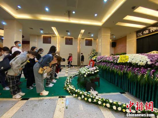 民众到长沙明阳山殡仪馆送别袁隆平院士