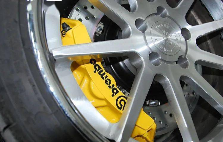 宝马m3改装brembo前六后四活塞刹车