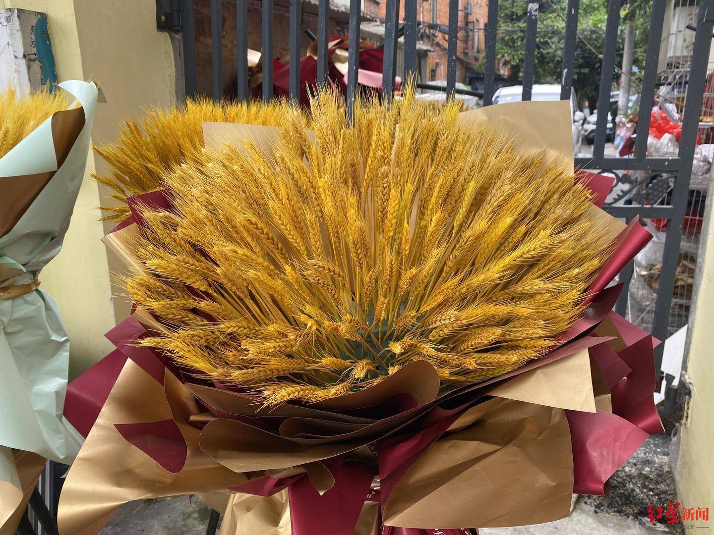 有人花1.5万定制,商家称一个月卖出近300个