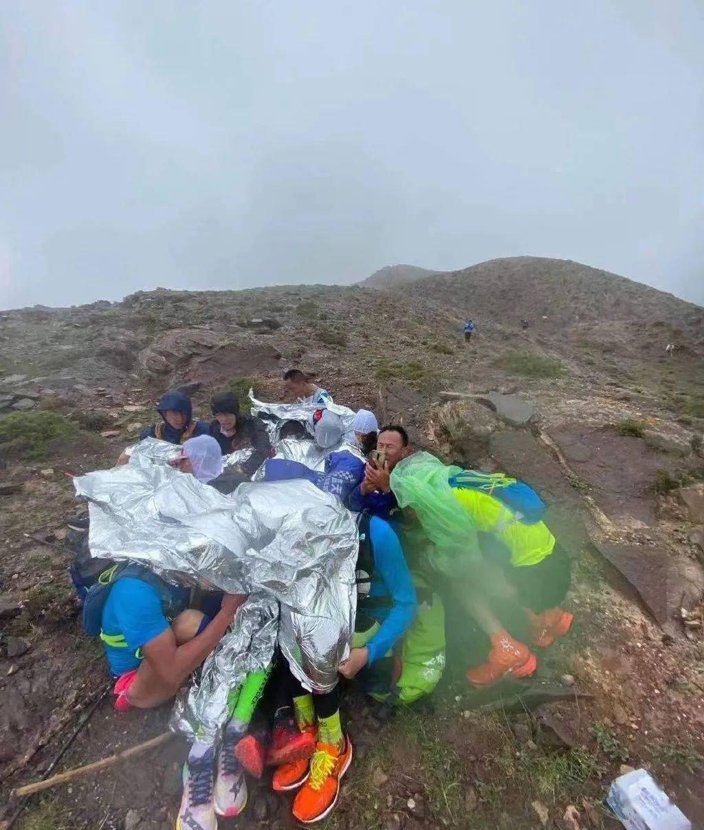 揪心！甘肃山地马拉松事故21人遇难