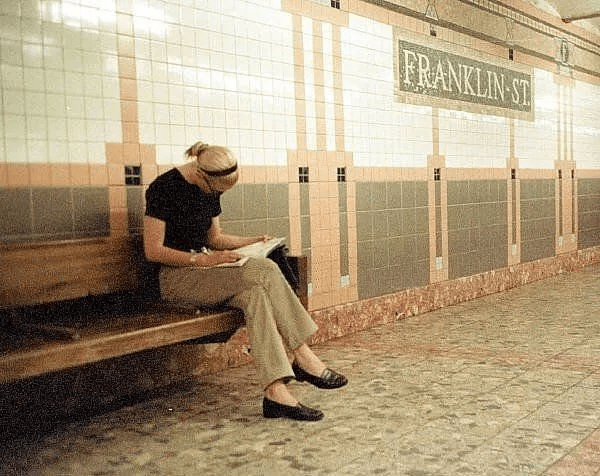 卡罗琳一头金发,五官也偏女人艳丽,所以她反而不会穿着太过性感的服装