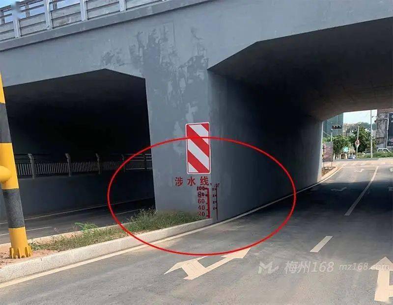 从图片中可以看到,有一条涉水线.