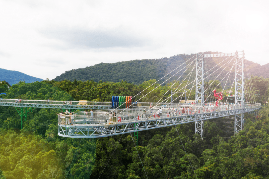 集108米长的360度悬空玻璃云台与257米悬崖玻璃栈道于一体,身居海拔