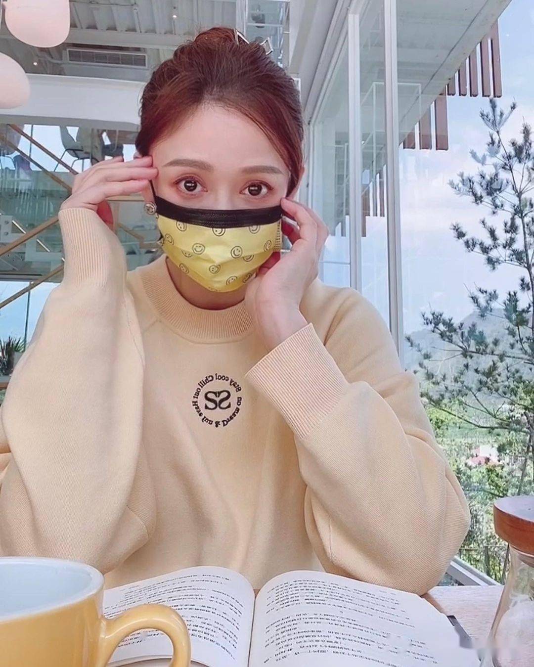 陈乔恩托腮卖萌无名指上钻戒惹粉丝关心订婚了吗