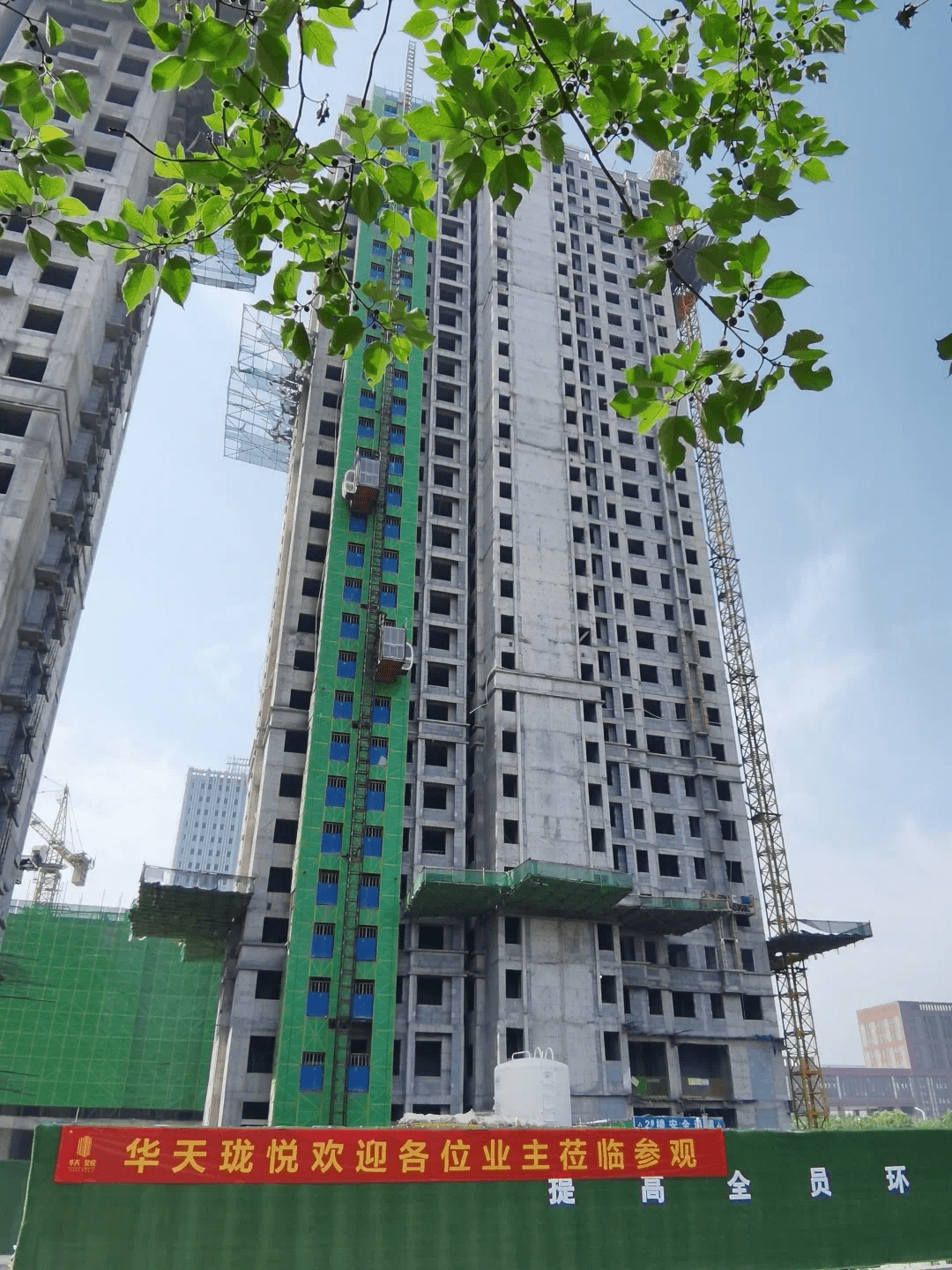 华天置业深耕新乡多年,用匠心品质叙写着这份筑家的答卷,业主们洋溢的