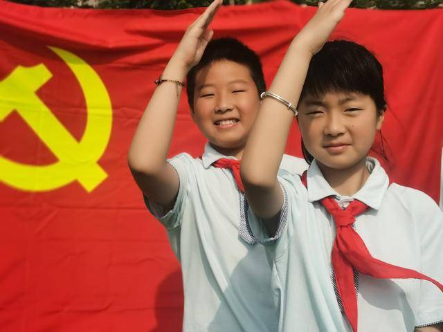 小学生党旗合照姿势图片