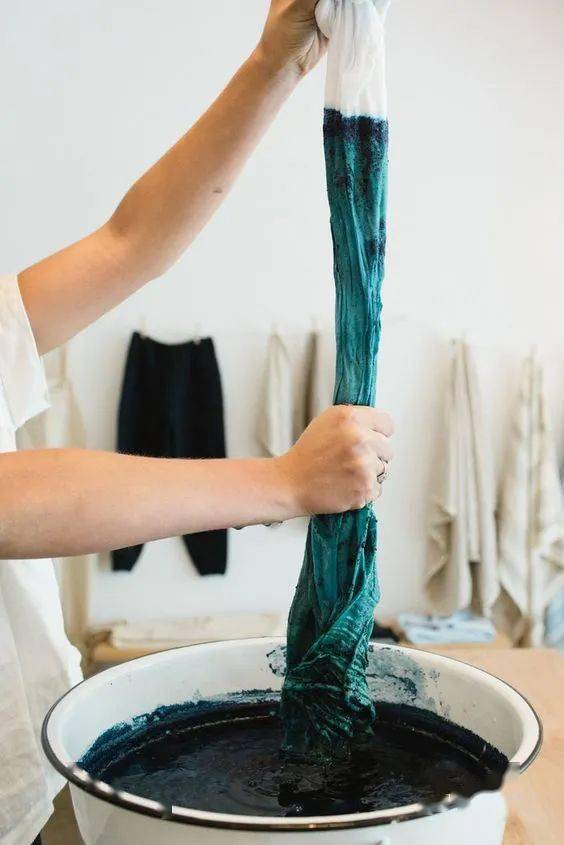 植物染色是指使用天然染料染色,同时在染色过程中不使用或极少使用