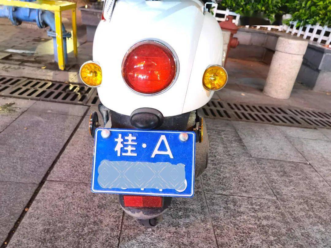 按照新国标的要求,这种挂大蓝牌的电动轻便摩托车,电动摩托车被归类为