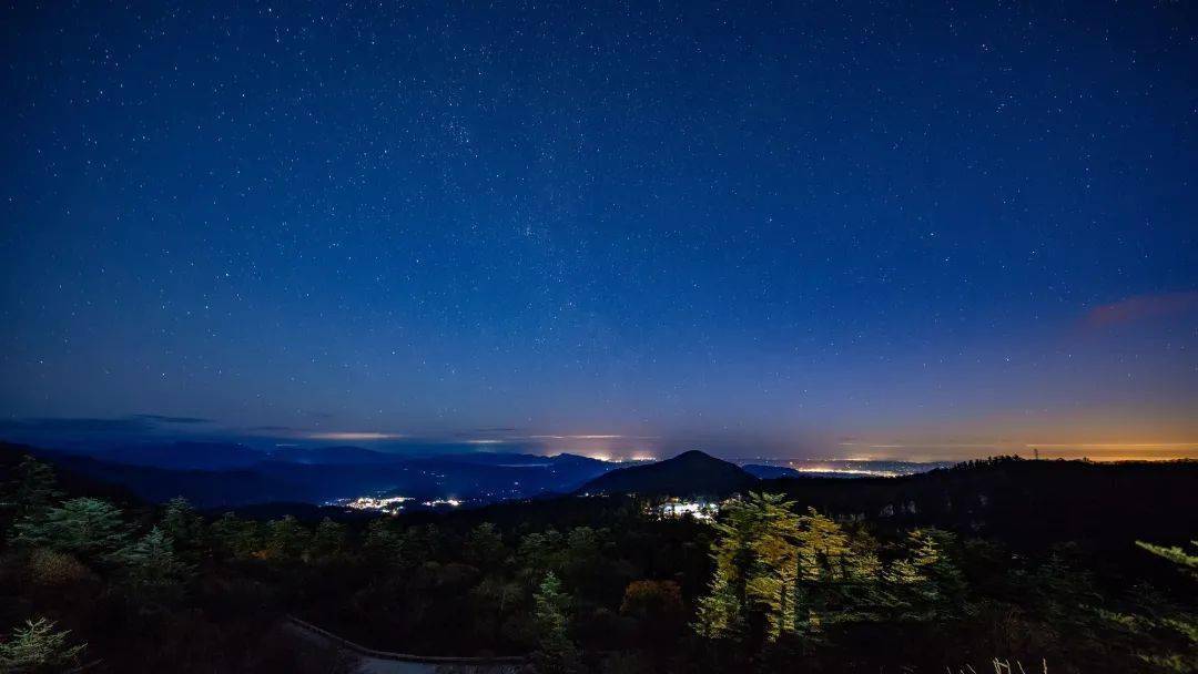 洗象池洗象池号称峨眉山的最佳赏月胜地这里有"象池夜月"的胜景乃峨眉
