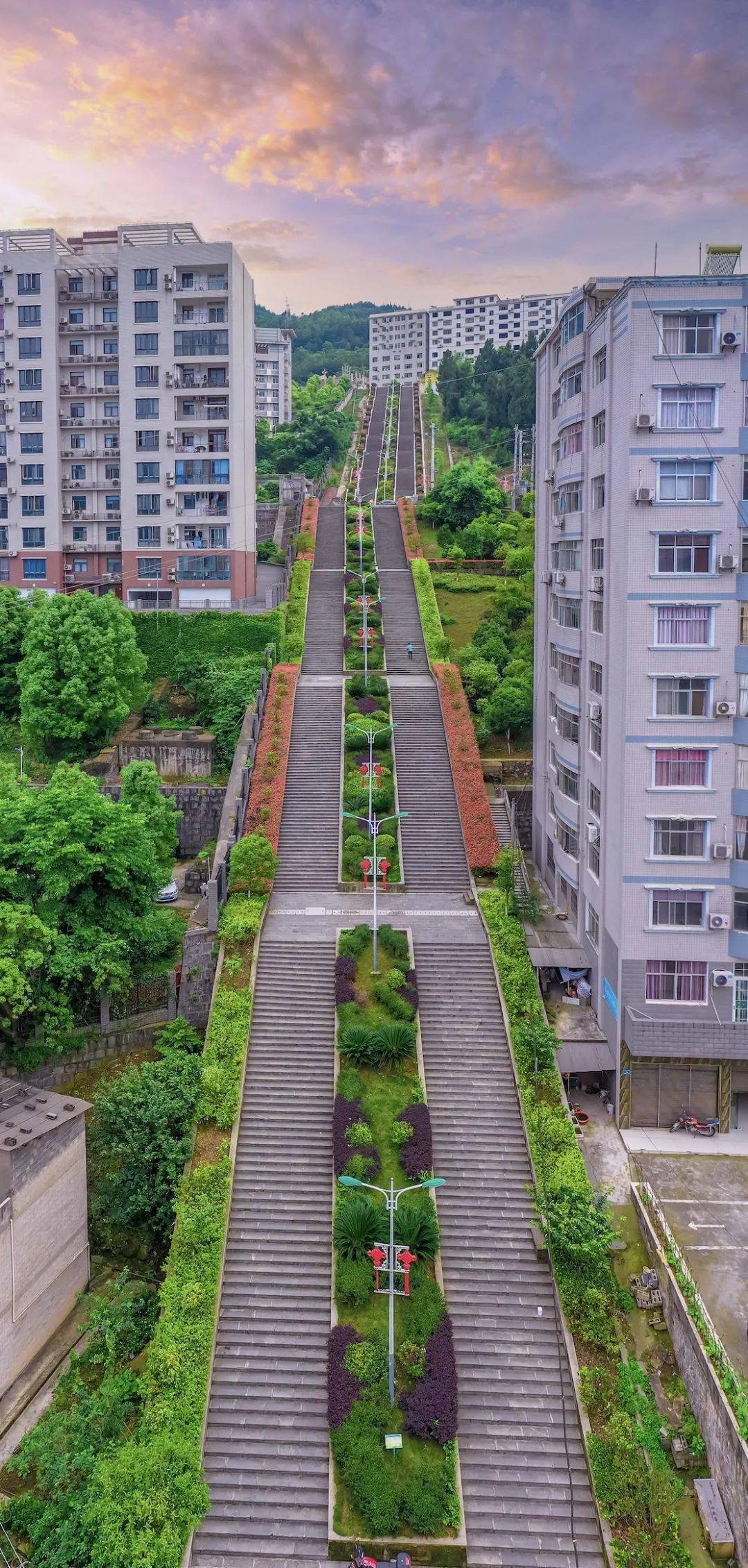 新区别具一格的百步梯感觉又一个网红打卡地将横空出世~最美百步梯,就