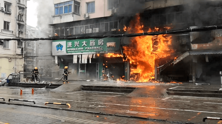 九江三里街农贸市场一门店突发大火,场面惊人(视频)