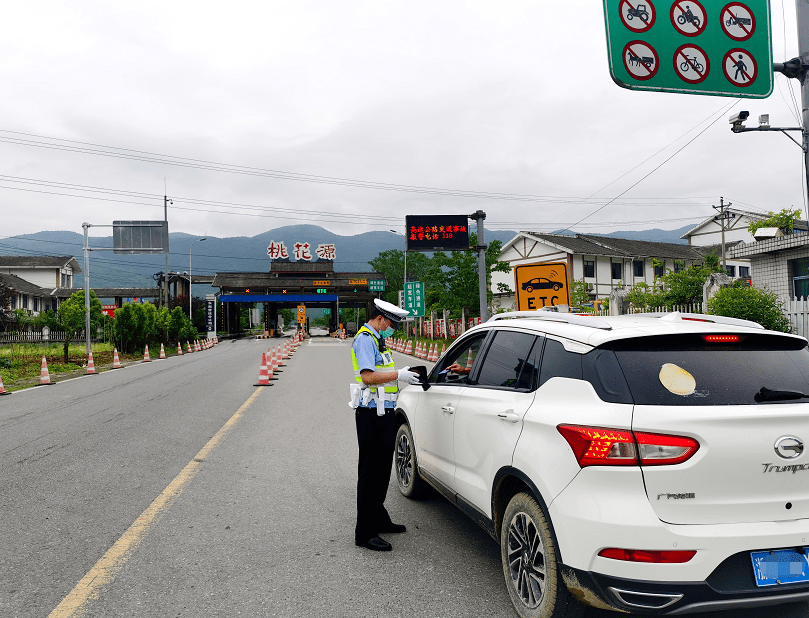 重庆交巡警开展高速公路交通安全整治百日专项行动