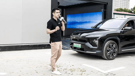 工作人员现场讲解换电站工作原理作为2021年西安落成的首座第二代蔚来