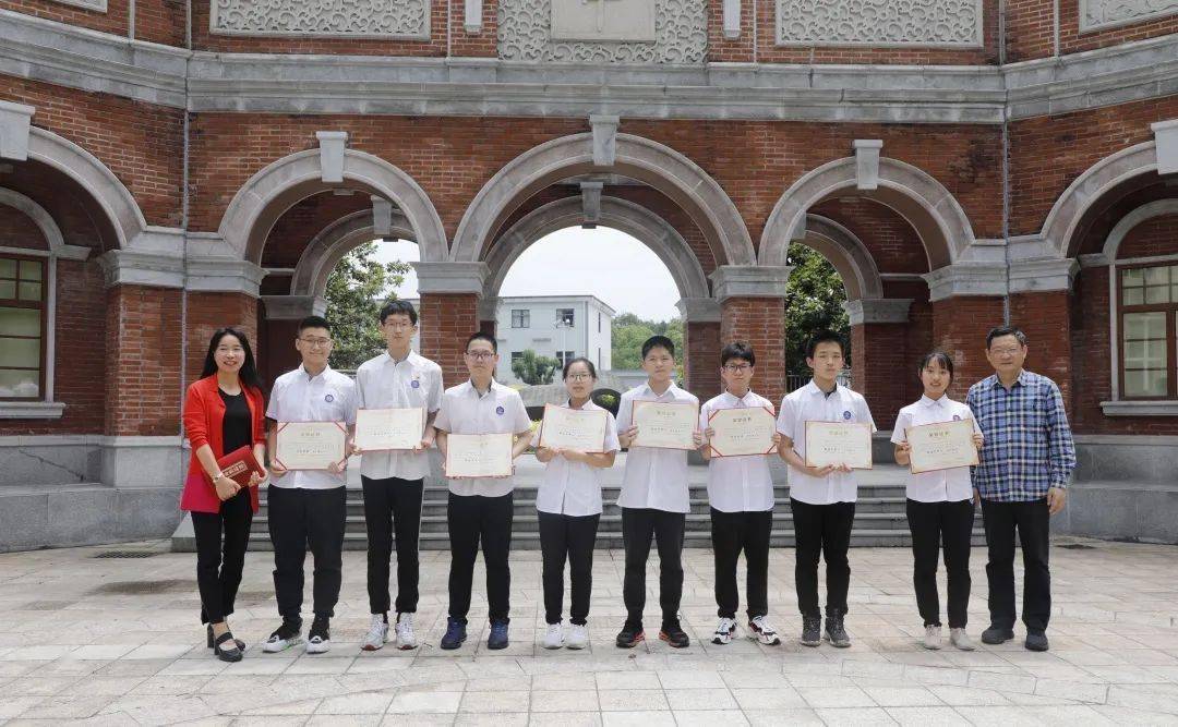 在府中牌楼前,宁波中学校长邵迎春老师,党委书记奚曾辉老师,副校长