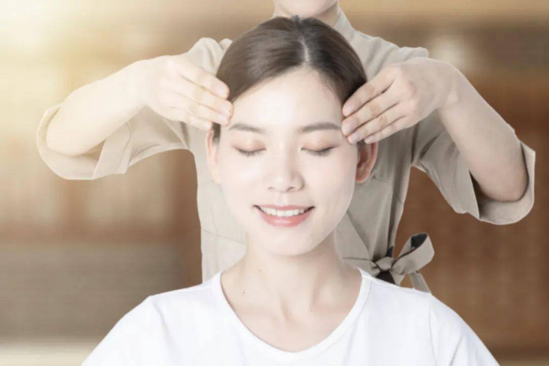用二手五指分开并屈指伸入头发间,从前额沿头顶至后脑循环往复按搓