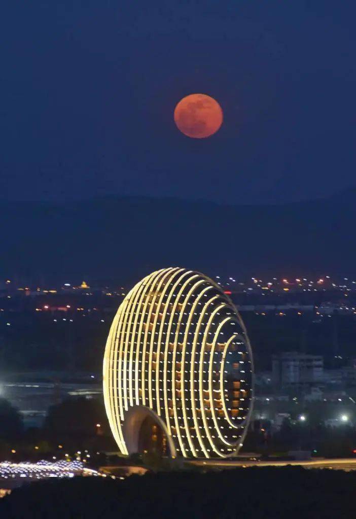 北京市天文爱好者王俊峰2021年4月27日拍摄的"超级月亮"照片.