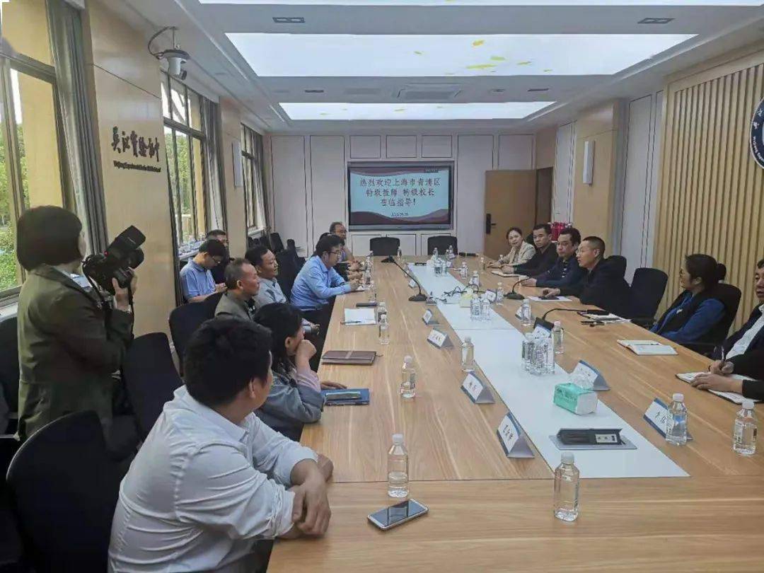 吴江区教育局长季小峰,副局长周萍参加了座谈会,吴江区实验初级中学