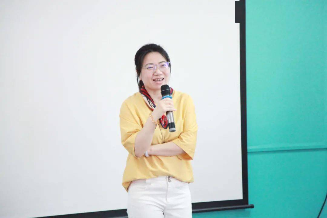 家有购物集团总裁王金燕致辞2021年,我们将迎来建党一百周年,也将向第