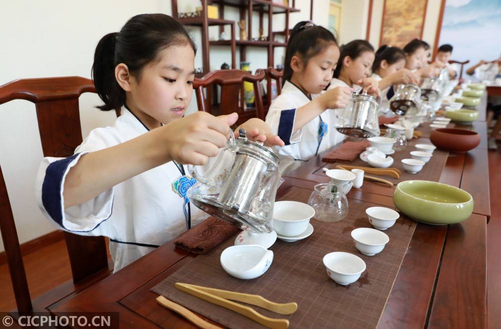 河北省邢台市任泽区圣水路小学,茶艺老师在为学生们讲解茶艺