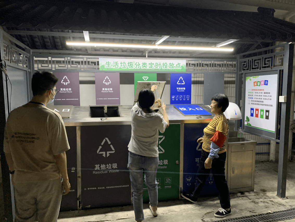 还广泛宣传垃圾分类常识,指导和督促社区居民做好垃圾分类和精准投放