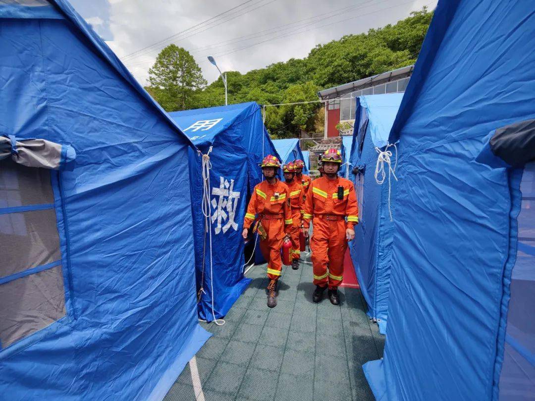 楚雄消防在震區冒雨搬運和保護救災物資深入安置點巡查演練