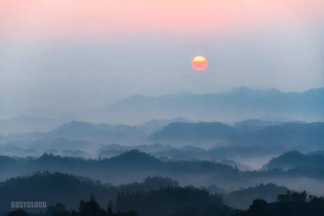 时喜时嗔忽明忽暗,忽浓忽淡云团裹挟山峰分不清是山缠着雾还是雾缠着