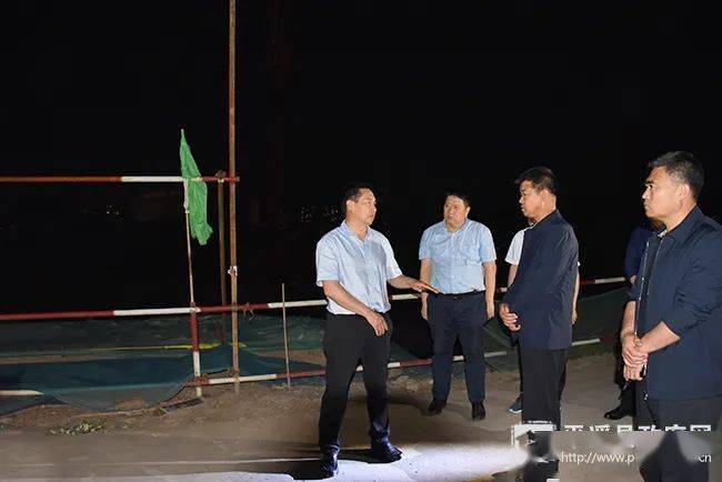平遥县委副书记县长魏江峰召开专题会议并带队夜查建筑工地扬尘治理