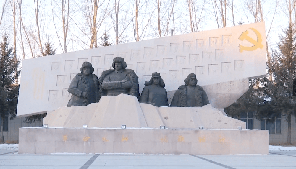 书写了奋勇杀敌保家卫国的英雄篇章,十二烈士赴国难,夜袭汤原之战