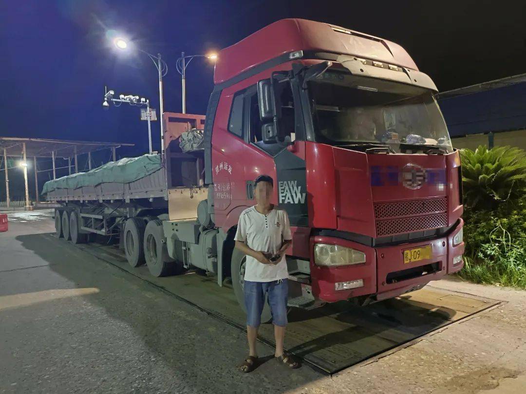 这辆"百吨王"装了111.08吨,超载126.7%!