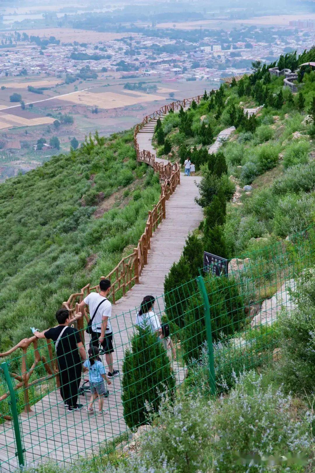 山顶公园山腰木屋群朱山小火车乐园summer朱山游乐场期待与您共度欢乐