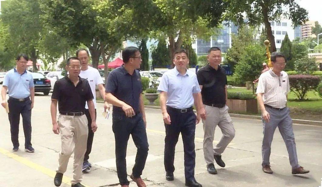 今天,书记到一中为备考师生加油鼓劲_简洪坤