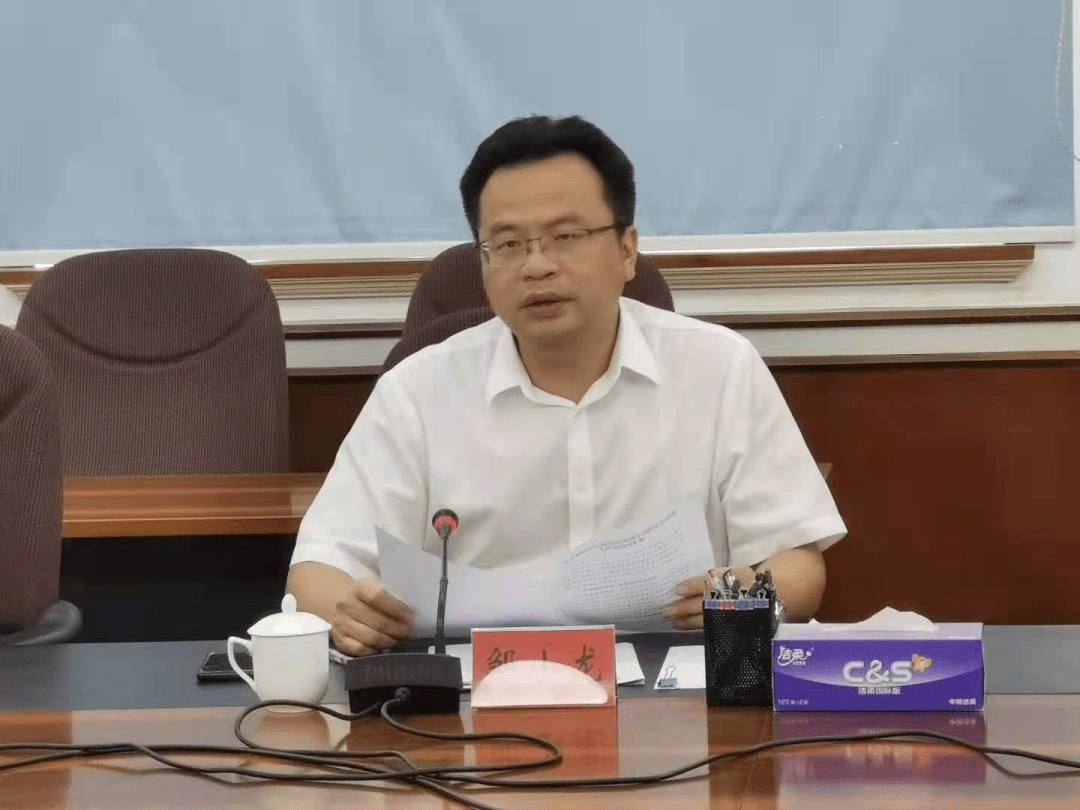 党工委副书记,办事处主任邹小龙指出一要以产业振兴力促乡村振兴.