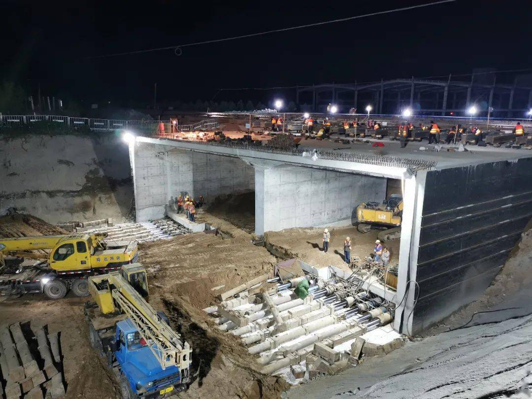 下穿双铁路承秦高速互通连接线控制性工程取得重大进展