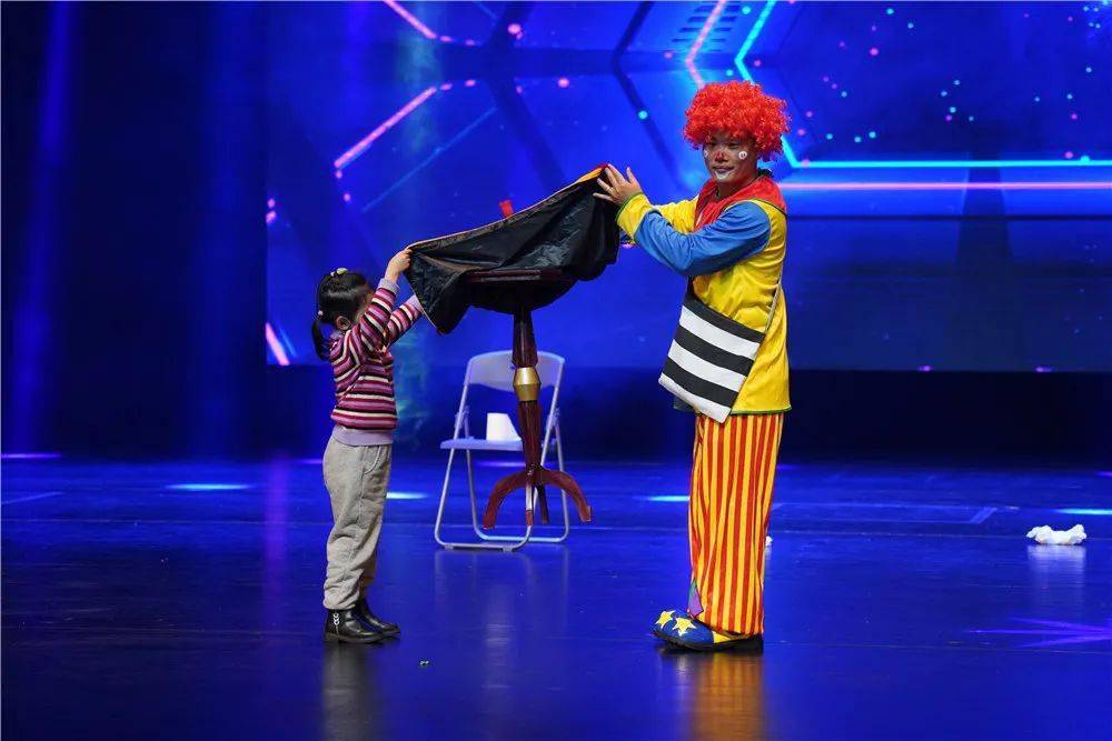 八喜打开艺术之门系列大型亲子杂技互动舞台剧滑稽小丑总动员