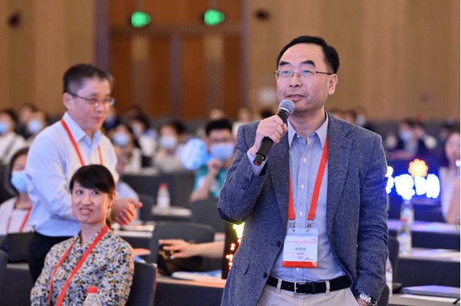 莉 教授主持人本次辩论赛专家团阵容强大:由张卓莉教授主持,赵岩教授