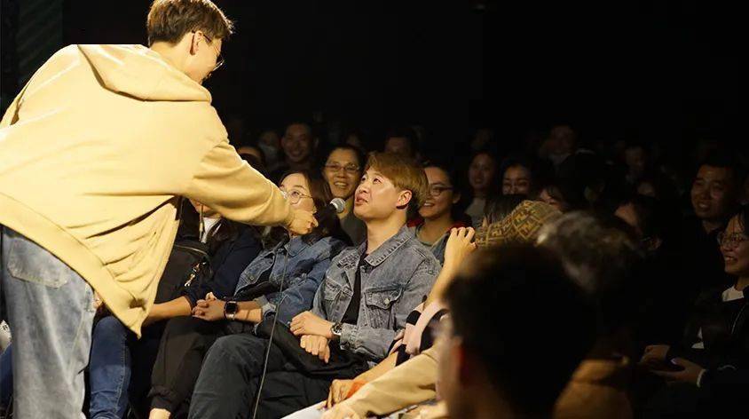 90分钟的线下脱口秀演出里都有啥