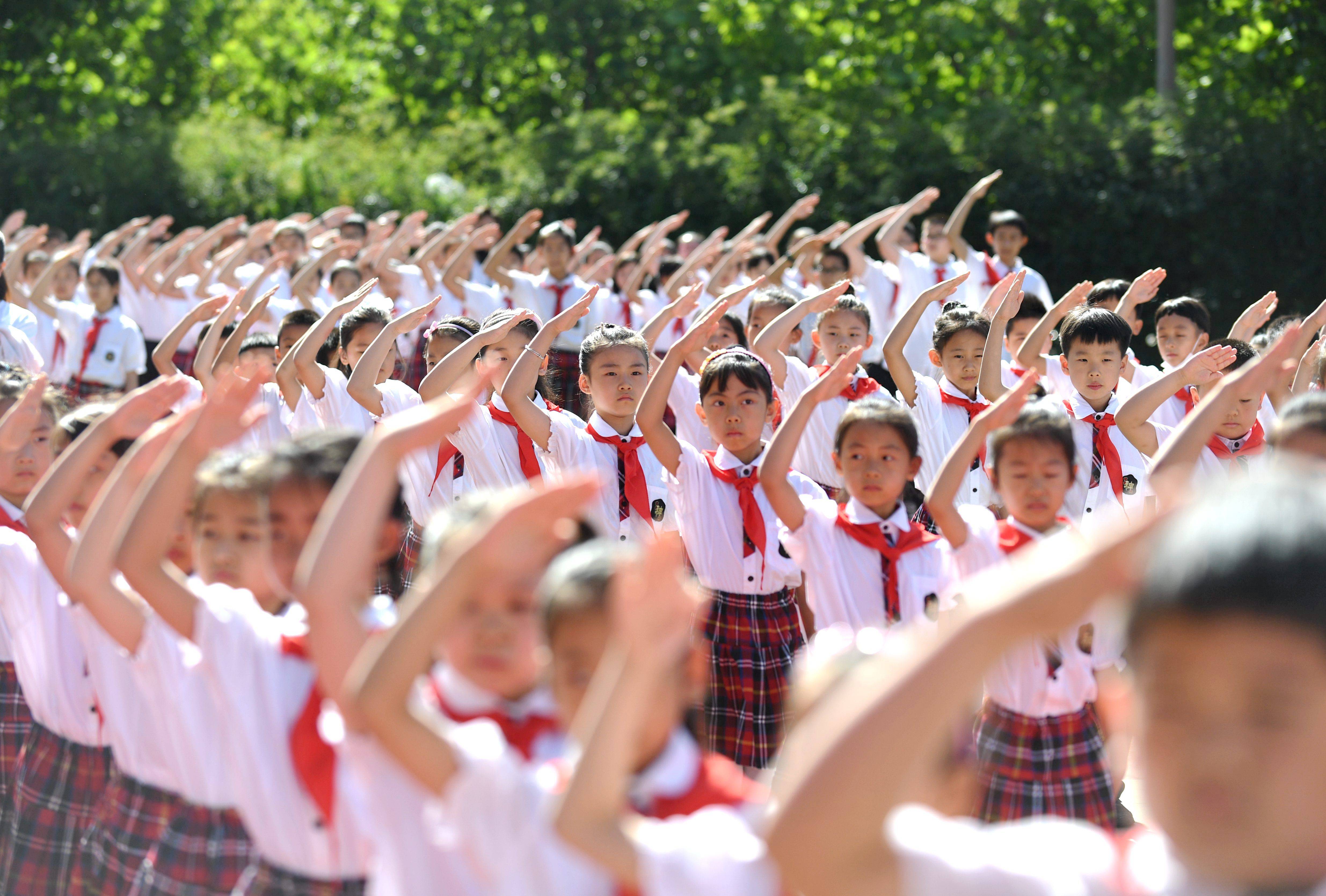 5月28日,石家庄市神兴小学的少先队员在入队仪式上敬少先队队礼.